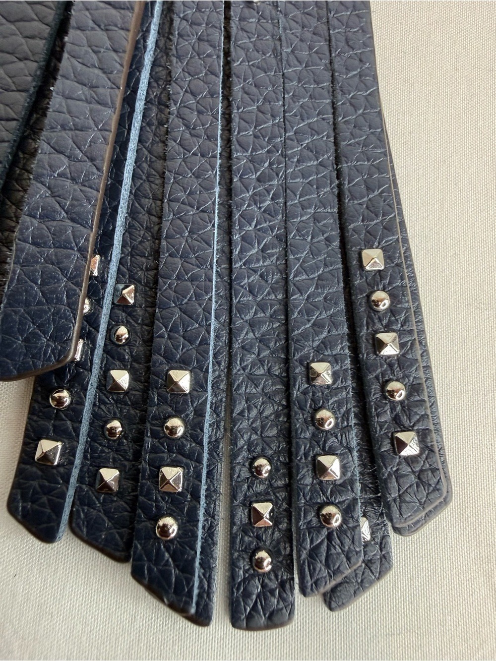 MICHAEL MICHAEL KORS KEY CHARM PYRAMID STUD TASSELS LEATHER - Picture 3 of 6